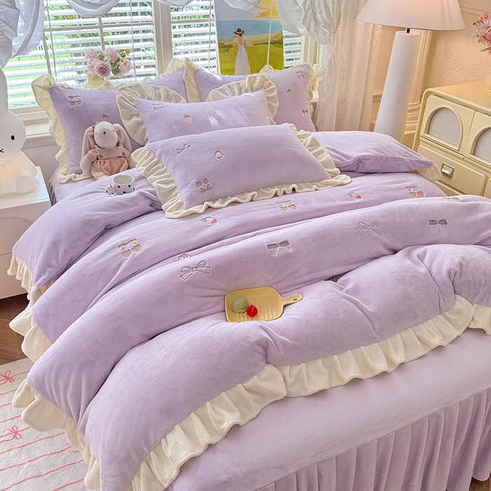 91家纺网 家纺一手货源 找家纺 丝印良品 2025新款加厚牛奶绒刺绣床裙款四件套 草莓-薰衣紫