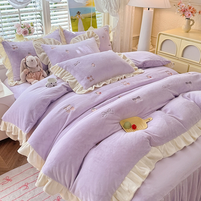 91家纺网 家纺一手货源 找家纺 丝印良品 2025新款加厚牛奶绒刺绣床裙款四件套 草莓-薰衣紫