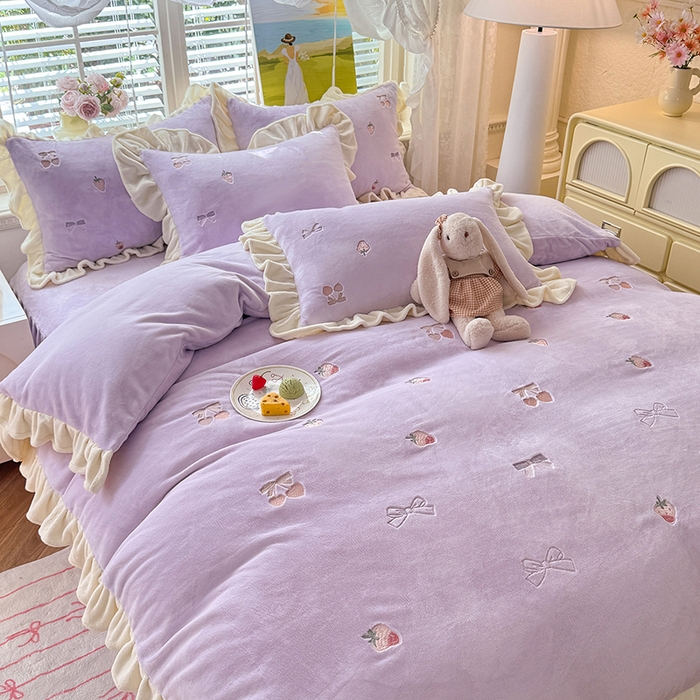 91家纺网 家纺一手货源 找家纺 丝印良品 2025新款加厚牛奶绒刺绣床裙款四件套 草莓-薰衣紫