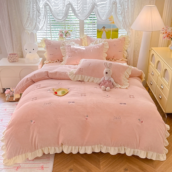 91家纺网 家纺一手货源 找家纺 丝印良品 2025新款加厚牛奶绒刺绣床裙款四件套 草莓-落樱粉