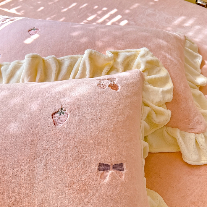 91家纺网 家纺一手货源 找家纺 丝印良品 2025新款加厚牛奶绒刺绣床裙款四件套 草莓-落樱粉