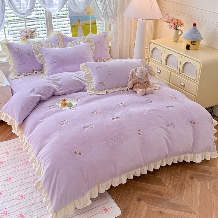 91家纺网 家纺一手货源 找家纺 丝印良品 2025新款加厚牛奶绒刺绣床裙款四件套 草莓-薰衣紫