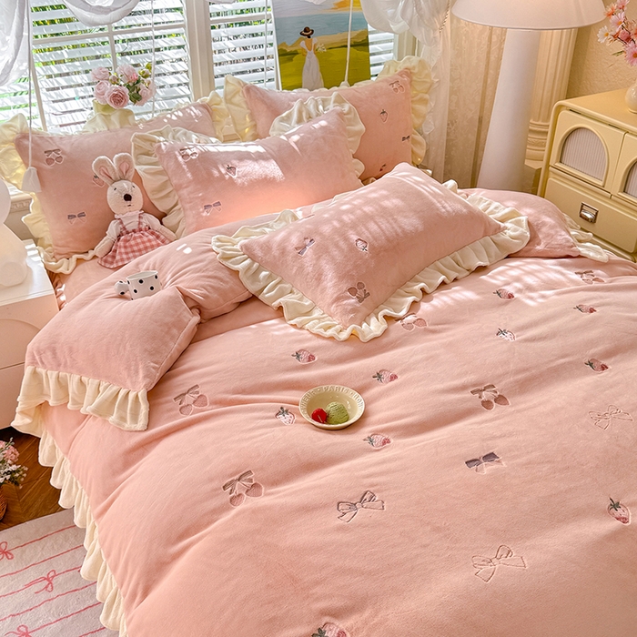 91家纺网 家纺一手货源 找家纺 丝印良品 2025新款加厚牛奶绒刺绣床裙款四件套 草莓-落樱粉