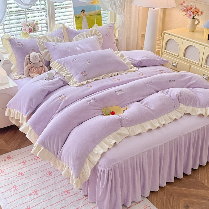 91家纺网 家纺一手货源 找家纺 丝印良品 2025新款加厚牛奶绒刺绣床裙款四件套 草莓-薰衣紫