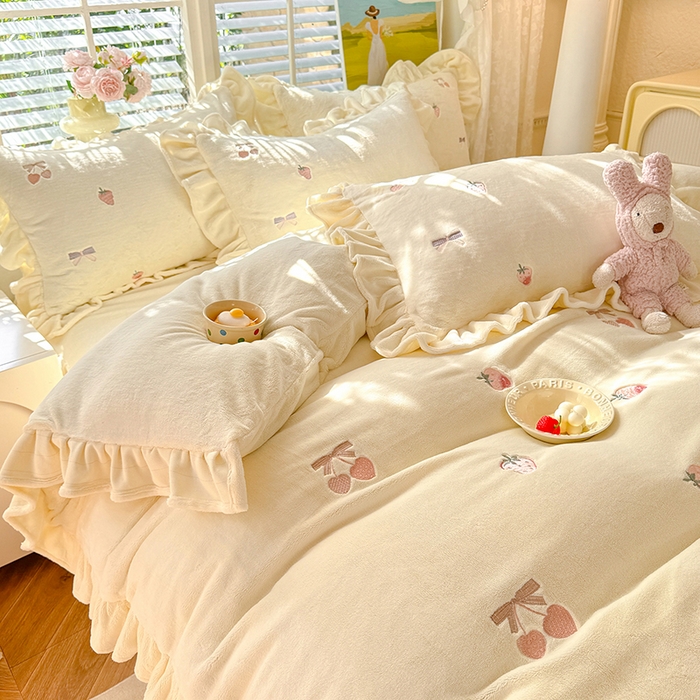 91家纺网 家纺一手货源 找家纺 丝印良品 2025新款加厚牛奶绒刺绣床裙款四件套 草莓-奶白