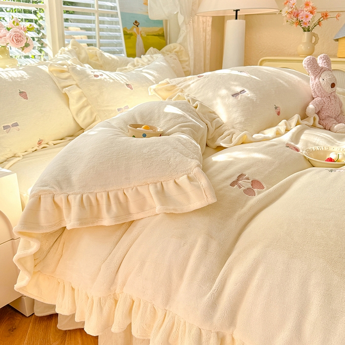 91家纺网 家纺一手货源 找家纺 丝印良品 2025新款加厚牛奶绒刺绣床裙款四件套 草莓-奶白