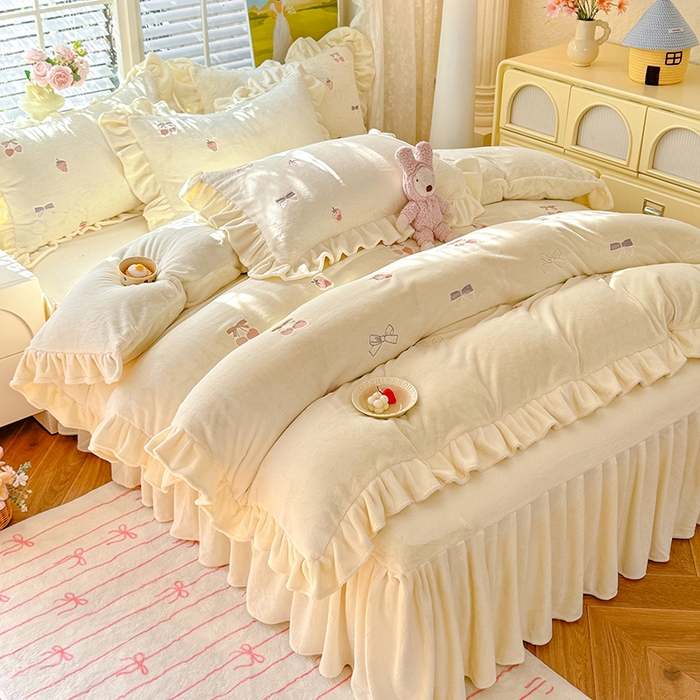 91家纺网 家纺一手货源 找家纺 丝印良品 2025新款加厚牛奶绒刺绣床裙款四件套 草莓-奶白