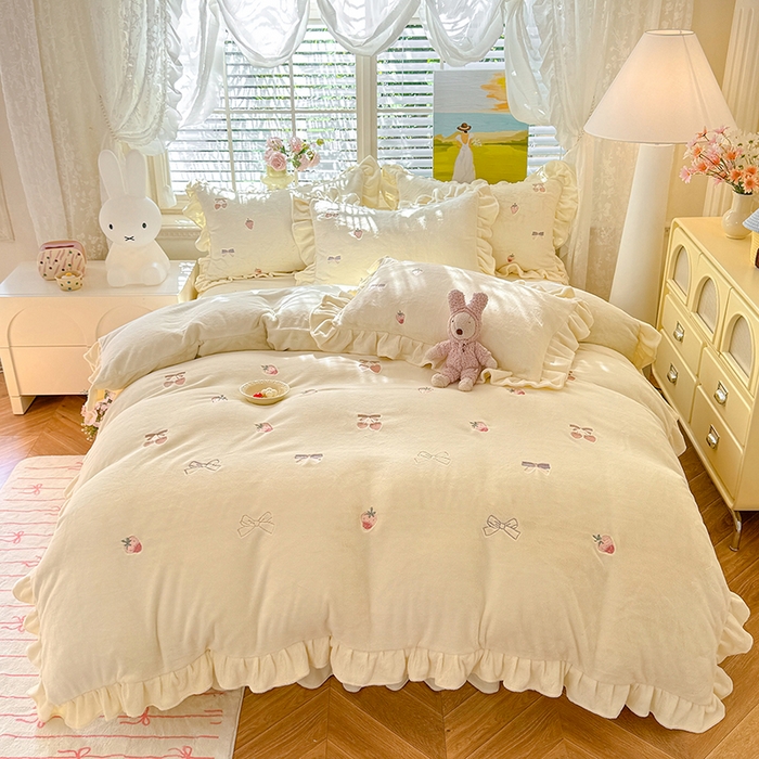 91家纺网 家纺一手货源 找家纺 丝印良品 2025新款加厚牛奶绒刺绣床裙款四件套 草莓-奶白