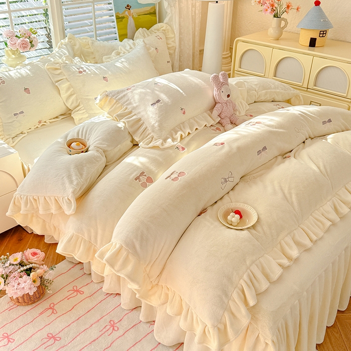 91家纺网 家纺一手货源 找家纺 丝印良品 2025新款加厚牛奶绒刺绣床裙款四件套 草莓-奶白