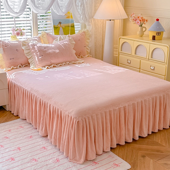 91家纺网 家纺一手货源 找家纺 丝印良品 2025新款加厚牛奶绒刺绣床裙款四件套 草莓-落樱粉