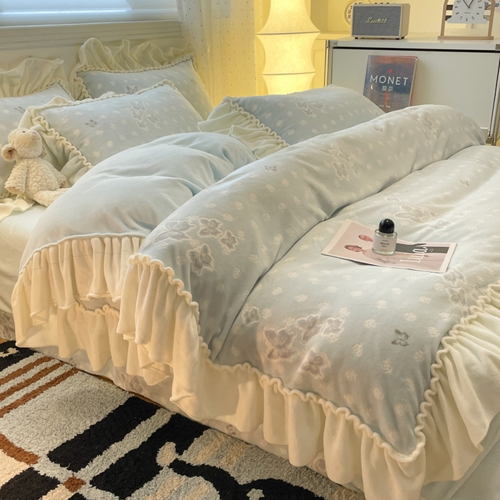 91家纺网 家纺一手货源 找家纺 利欧 2025新款褶皱边雕花牛奶绒四件套 蝶舞-蓝