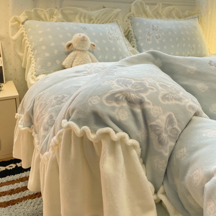 91家纺网 家纺一手货源 找家纺 利欧 2025新款褶皱边雕花牛奶绒四件套 蝶舞-蓝