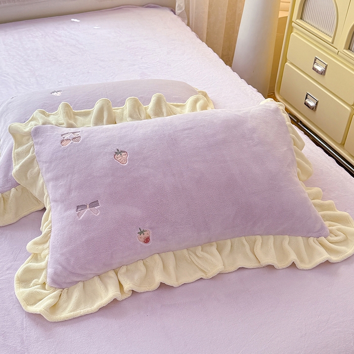 91家纺网 家纺一手货源 找家纺 丝印良品 2025新款加厚牛奶绒刺绣床裙款四件套 草莓-薰衣紫