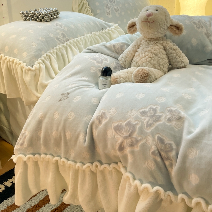 91家纺网 家纺一手货源 找家纺 利欧 2025新款褶皱边雕花牛奶绒四件套 蝶舞-蓝