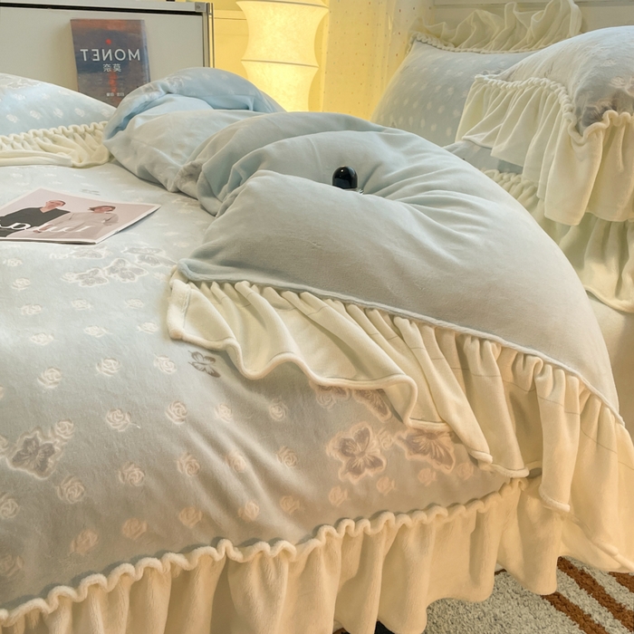 91家纺网 家纺一手货源 找家纺 利欧 2025新款褶皱边雕花牛奶绒四件套 蝶舞-蓝