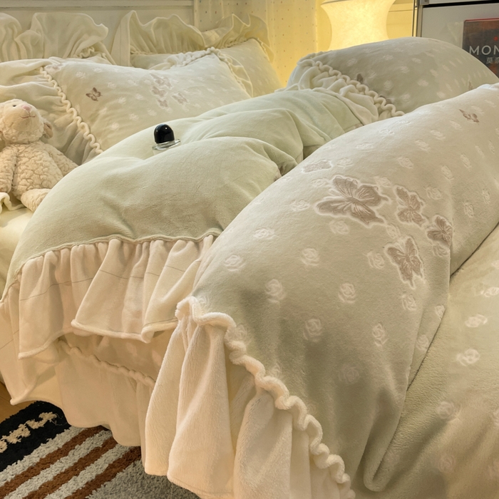 91家纺网 家纺一手货源 找家纺 利欧 2025新款褶皱边雕花牛奶绒四件套 蝶舞-绿