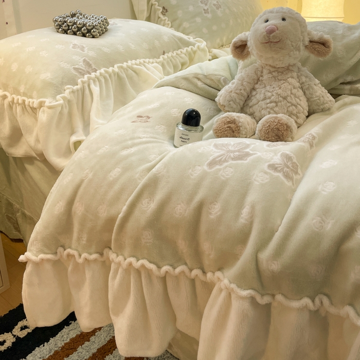 91家纺网 家纺一手货源 找家纺 利欧 2025新款褶皱边雕花牛奶绒四件套 蝶舞-绿