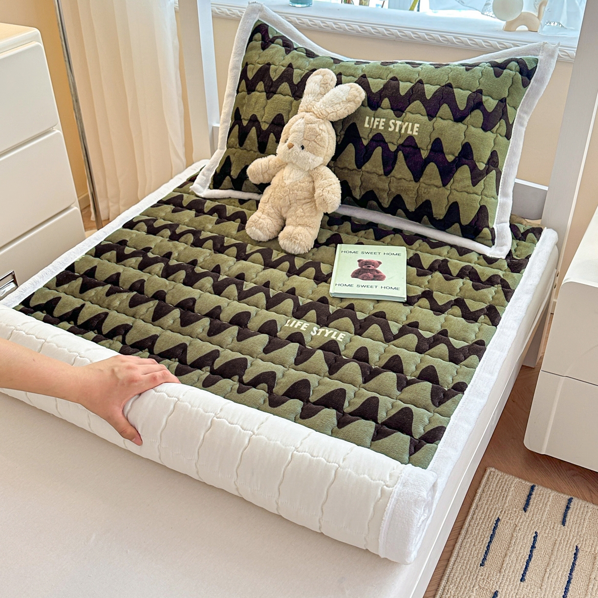 91家纺网 家纺一手货源 找家纺 川悦生活 2025新款A类印花牛奶绒床垫加厚绒保暖床床褥 床垫简-轻咖