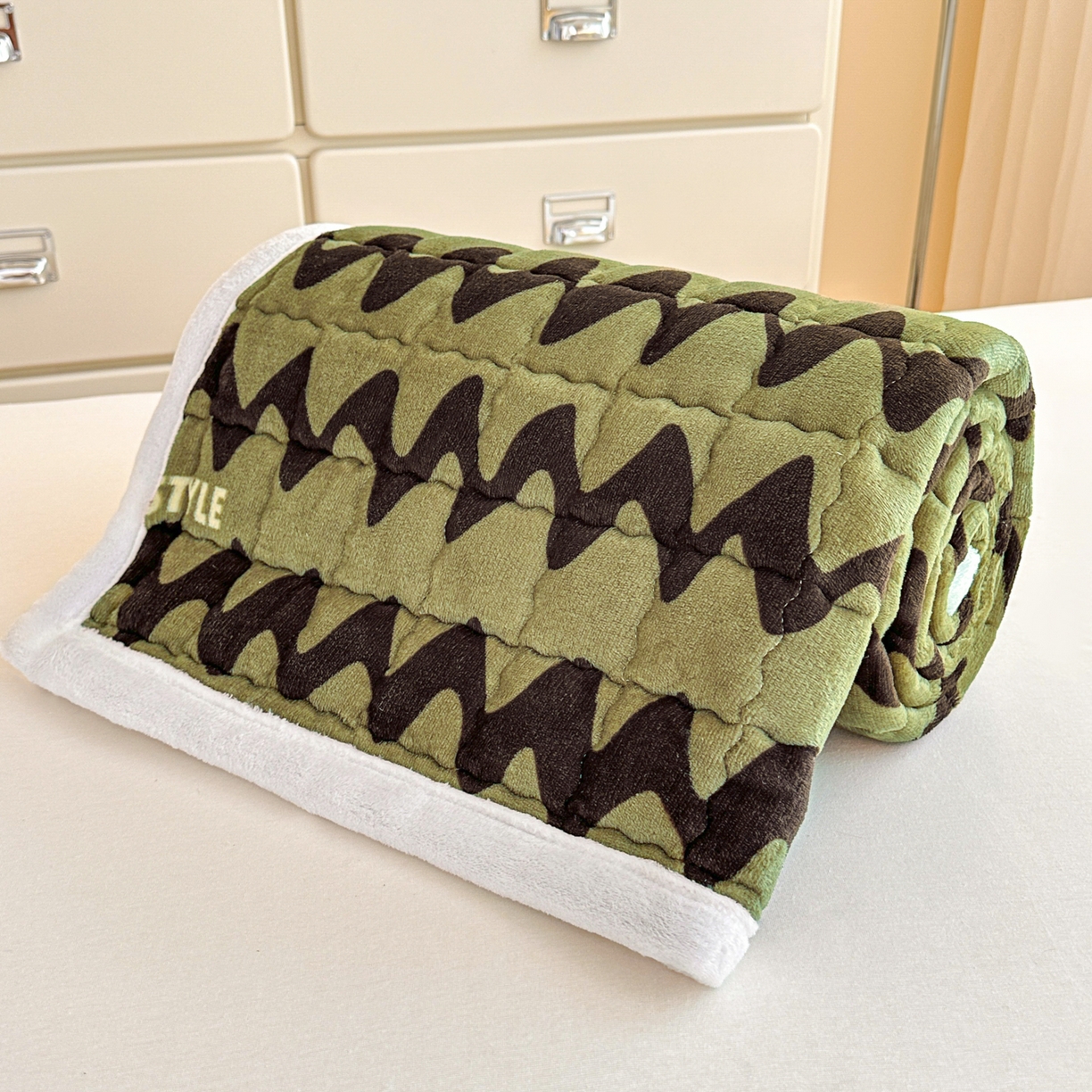 91家纺网 家纺一手货源 找家纺 川悦生活 2025新款A类印花牛奶绒床垫加厚绒保暖床床褥 床垫简-轻咖