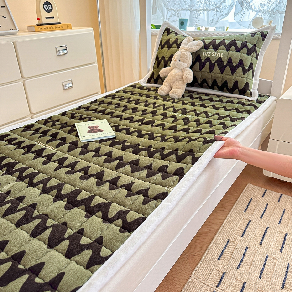 91家纺网 家纺一手货源 找家纺 川悦生活 2025新款A类印花牛奶绒床垫加厚绒保暖床床褥 床垫简-轻咖