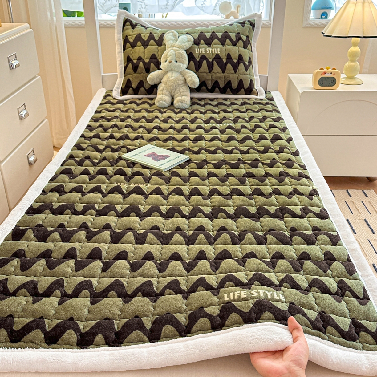 91家纺网 家纺一手货源 找家纺 川悦生活 2025新款A类印花牛奶绒床垫加厚绒保暖床床褥 床垫简-轻咖