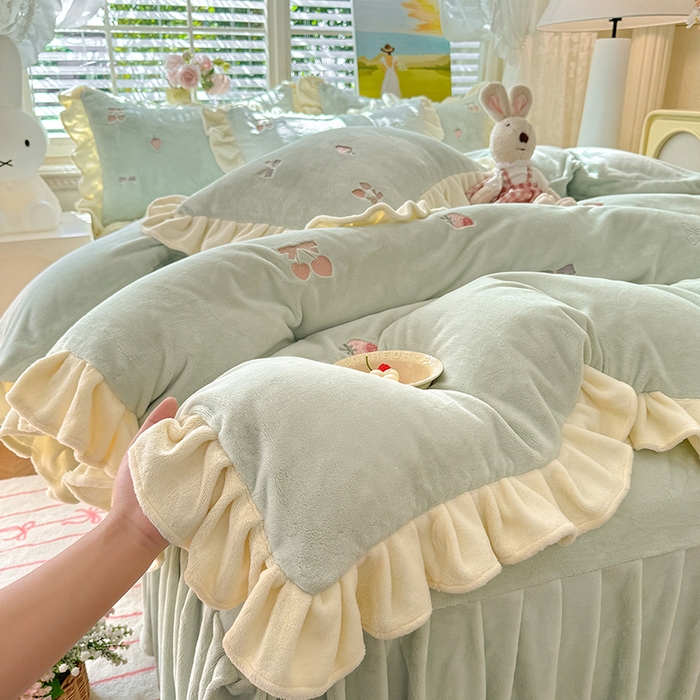 91家纺网 家纺一手货源 找家纺 丝印良品 2025新款加厚牛奶绒刺绣床裙款四件套 草莓-湖水蓝