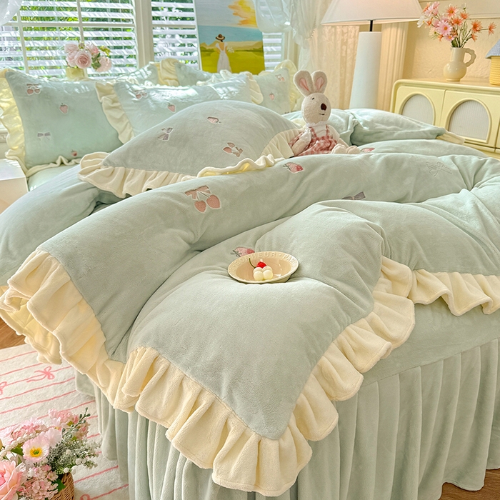 91家纺网 家纺一手货源 找家纺 丝印良品 2025新款加厚牛奶绒刺绣床裙款四件套 草莓-湖水蓝