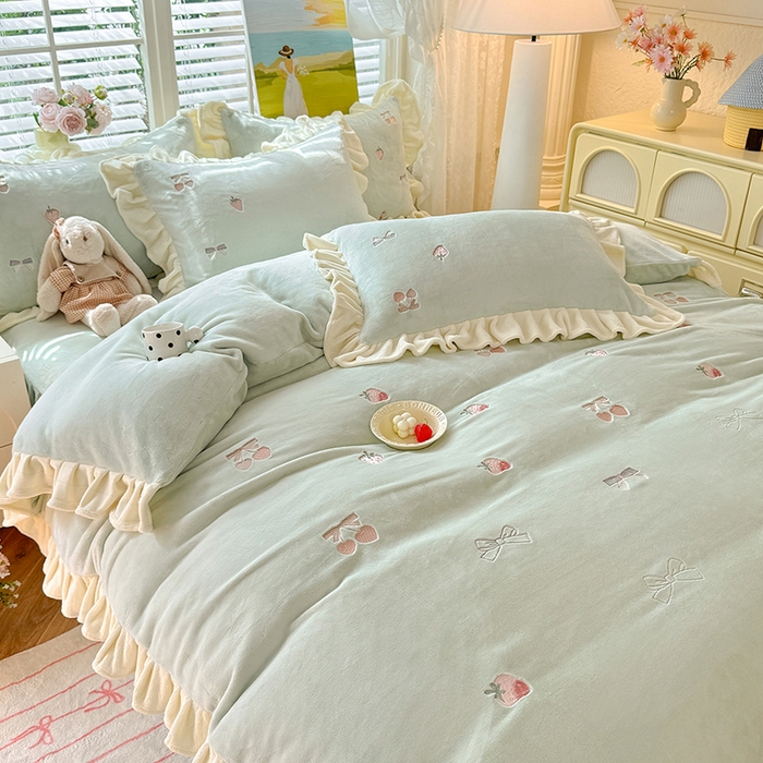 91家纺网 家纺一手货源 找家纺 丝印良品 2025新款加厚牛奶绒刺绣床裙款四件套 草莓-湖水蓝
