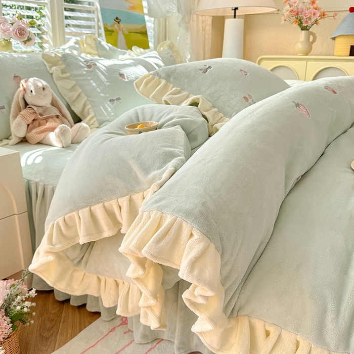 91家纺网 家纺一手货源 找家纺 丝印良品 2025新款加厚牛奶绒刺绣床裙款四件套 草莓-湖水蓝