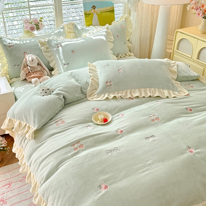 91家纺网 家纺一手货源 找家纺 丝印良品 2025新款加厚牛奶绒刺绣床裙款四件套 草莓-湖水蓝