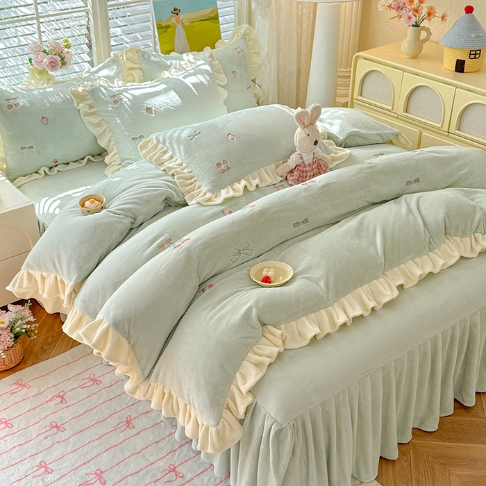 91家纺网 家纺一手货源 找家纺 丝印良品 2025新款加厚牛奶绒刺绣床裙款四件套 草莓-湖水蓝