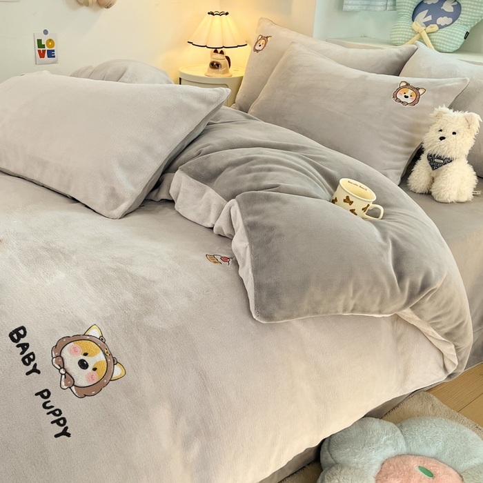 91家纺网 家纺一手货源 找家纺 利欧 2025新款满绣卡通牛奶绒刺绣四件套 快乐柯基-银灰