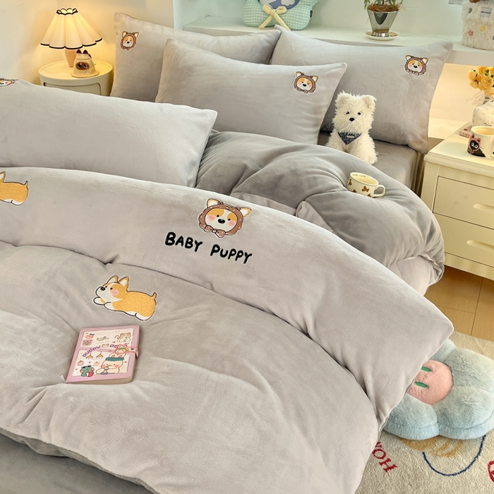 91家纺网 家纺一手货源 找家纺 利欧 2025新款满绣卡通牛奶绒刺绣四件套 快乐柯基-银灰