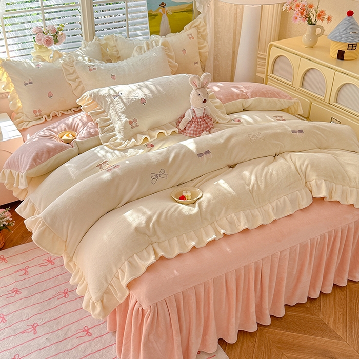 91家纺网 家纺一手货源 找家纺 （总）欧冠家纺 2025新款加厚牛奶绒刺绣床裙款四件套