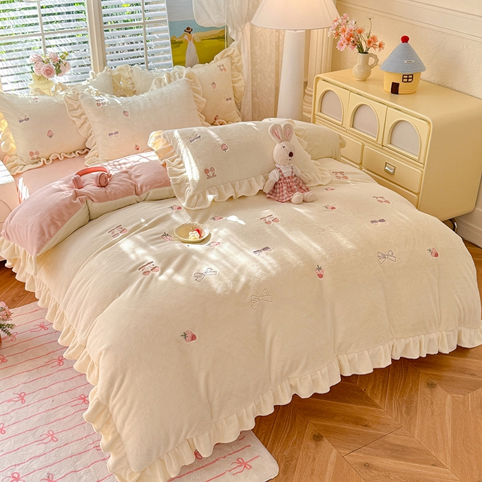 91家纺网 家纺一手货源 找家纺 （总）欧冠家纺 2025新款加厚牛奶绒刺绣床裙款四件套