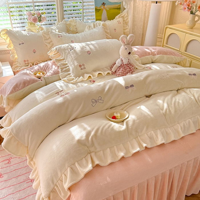 91家纺网 家纺一手货源 找家纺 （总）欧冠家纺 2025新款加厚牛奶绒刺绣床裙款四件套