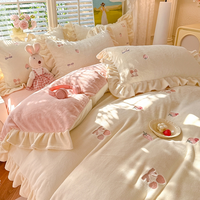 91家纺网 家纺一手货源 找家纺 （总）欧冠家纺 2025新款加厚牛奶绒刺绣床裙款四件套