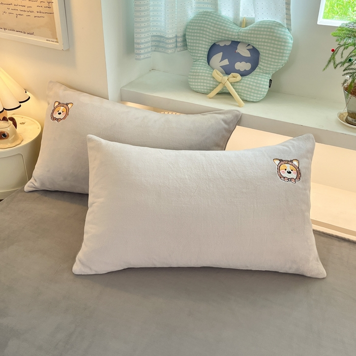 91家纺网 家纺一手货源 找家纺 利欧 2025新款满绣卡通牛奶绒刺绣四件套 快乐柯基-银灰