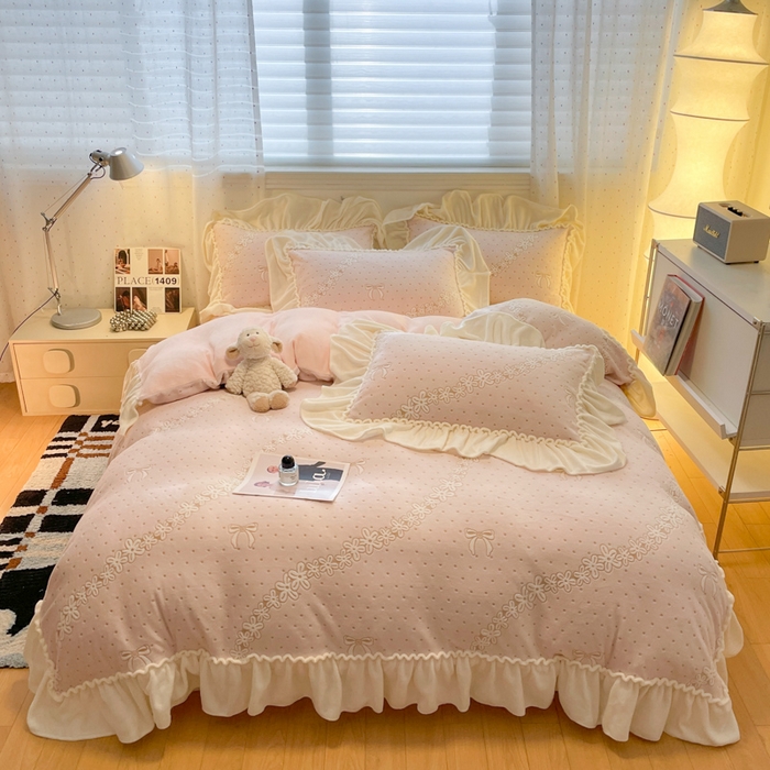 91家纺网 家纺一手货源 找家纺 利欧 2025新款褶皱边雕花牛奶绒四件套 少女结-粉