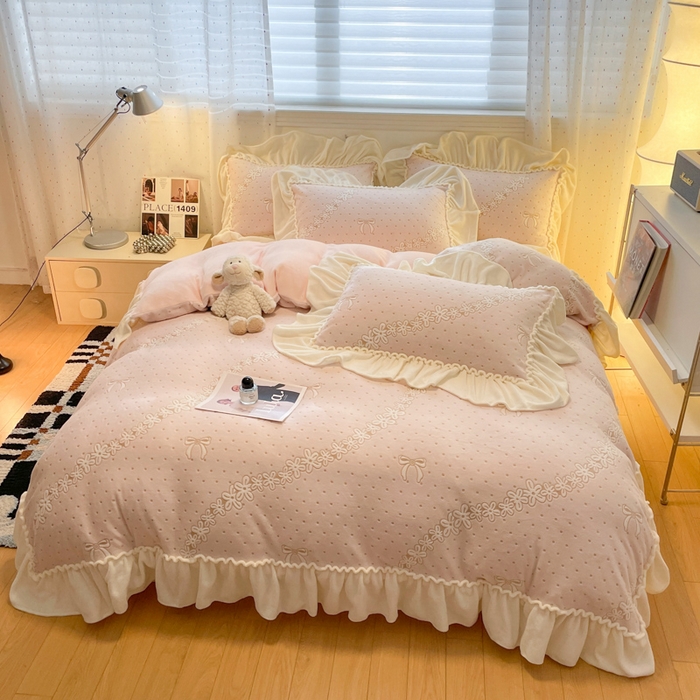 91家纺网 家纺一手货源 找家纺 利欧 2025新款褶皱边雕花牛奶绒四件套 少女结-粉