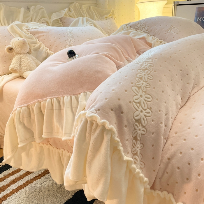 91家纺网 家纺一手货源 找家纺 利欧 2025新款褶皱边雕花牛奶绒四件套 少女结-粉