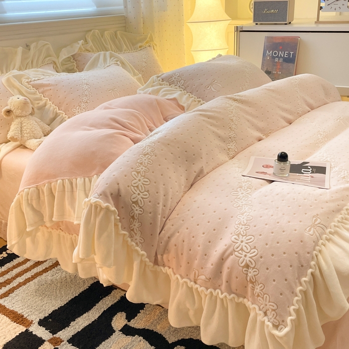 91家纺网 家纺一手货源 找家纺 利欧 2025新款褶皱边雕花牛奶绒四件套 少女结-粉
