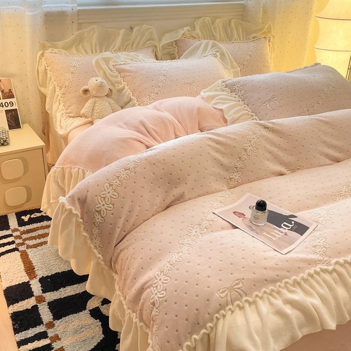 91家纺网 家纺一手货源 找家纺 利欧 2025新款褶皱边雕花牛奶绒四件套 少女结-粉