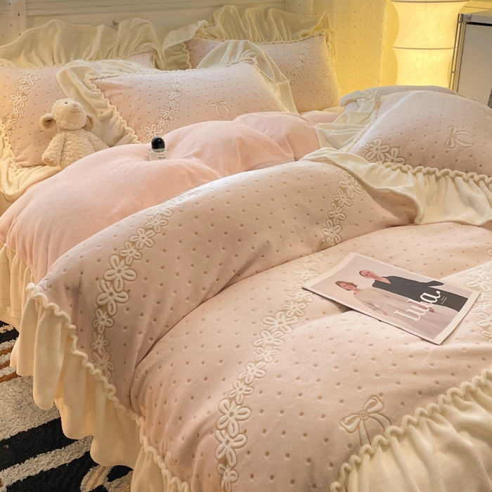 91家纺网 家纺一手货源 找家纺 利欧 2025新款褶皱边雕花牛奶绒四件套 少女结-粉