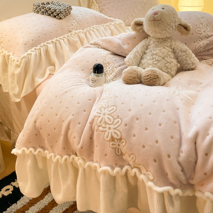 91家纺网 家纺一手货源 找家纺 利欧 2025新款褶皱边雕花牛奶绒四件套 少女结-粉