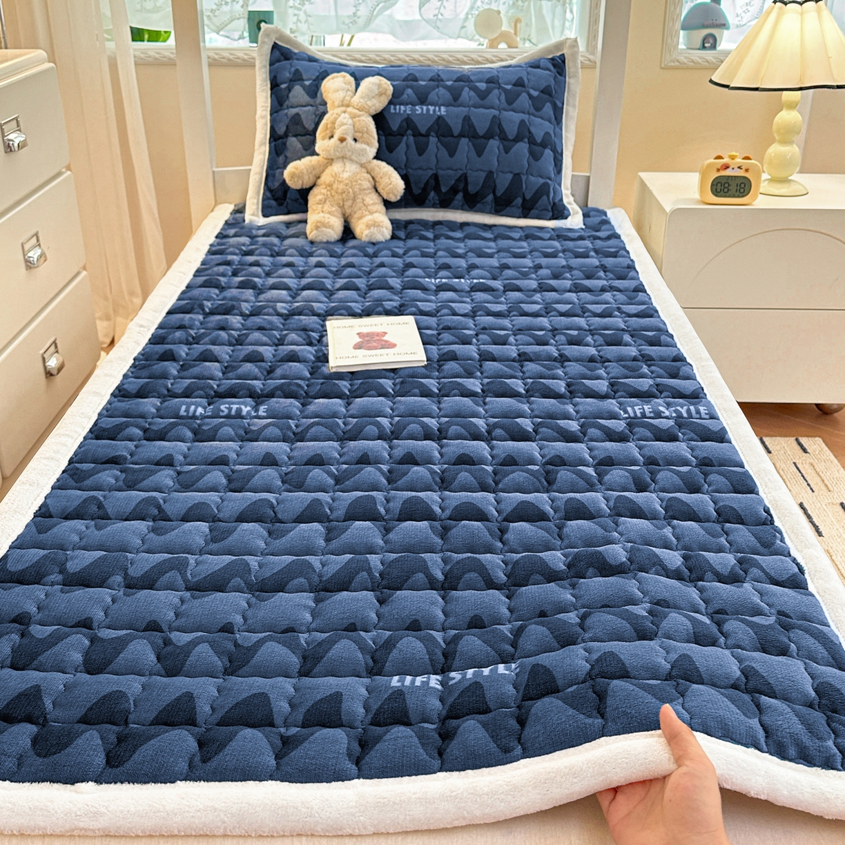 91家纺网 家纺一手货源 找家纺 川悦生活 2025新款A类印花牛奶绒床垫加厚绒保暖床床褥 床垫简-轻蓝
