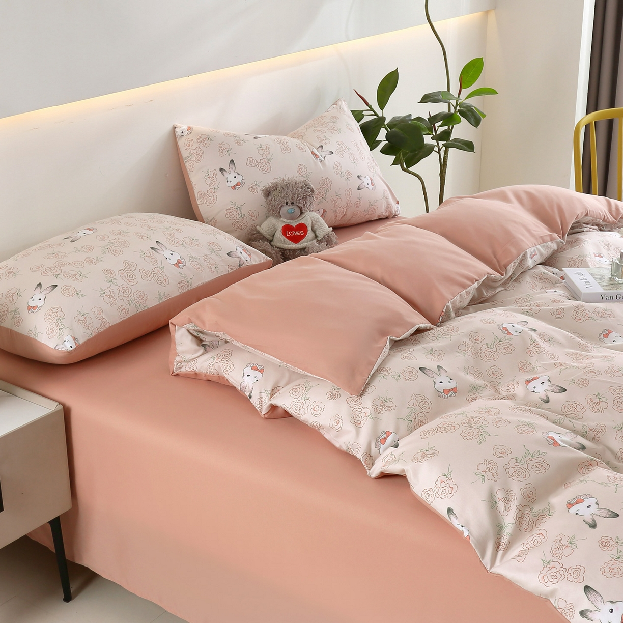 91家纺网 家纺一手货源 找家纺 恋之语 2025新款舒适柔软亲肤爆款芦荟棉四件套货源充足 花与兔