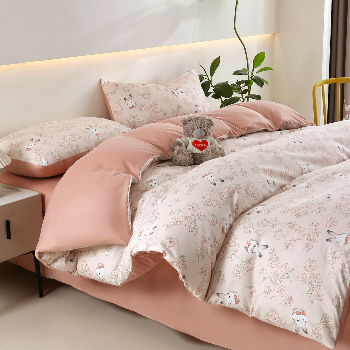 91家纺网 家纺一手货源 找家纺 恋之语 2025新款舒适柔软亲肤爆款芦荟棉四件套货源充足 花与兔