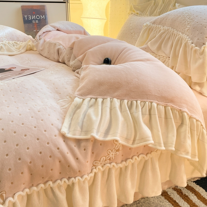 91家纺网 家纺一手货源 找家纺 利欧 2025新款褶皱边雕花牛奶绒四件套 少女结-粉