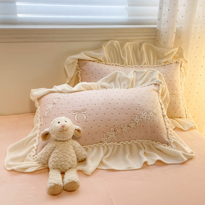 91家纺网 家纺一手货源 找家纺 利欧 2025新款褶皱边雕花牛奶绒四件套 少女结-粉